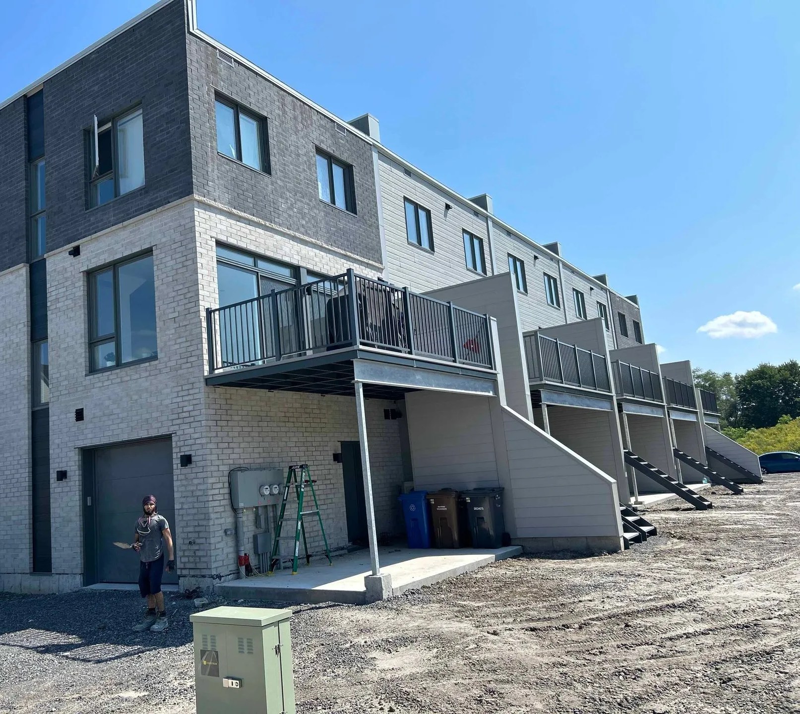 Pose de briques sur maisons de ville